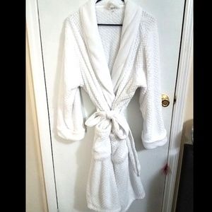 Ulta 1/2 X White Plush Robe